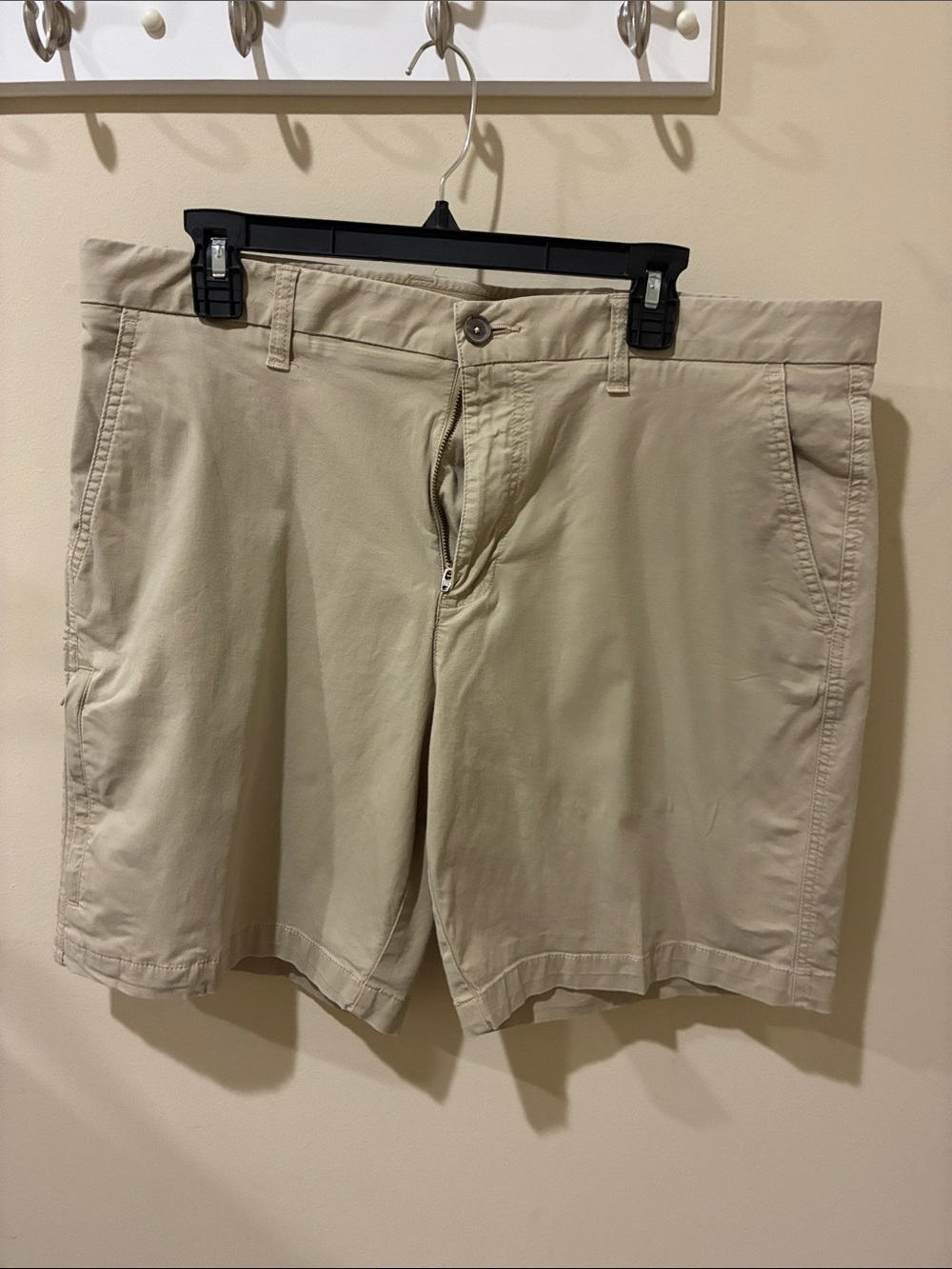 Men’s khaki shorts